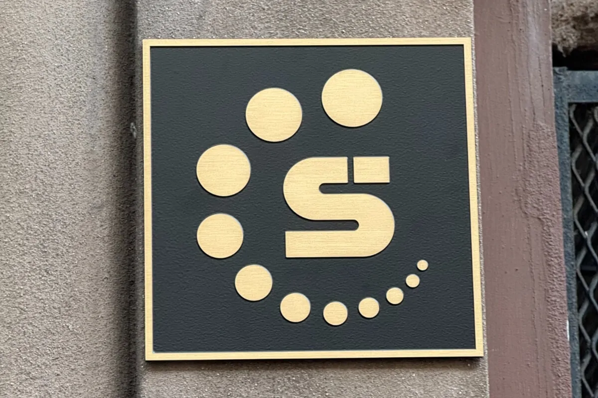 custom metal plaques for outdoor nyc